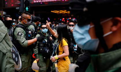 Manifestante de Hong Kong pega 21 meses de prisão por jogar ovos