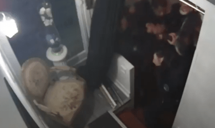Policiais espancam homem negro em Paris e Macron condena ataque: 'vergonhoso'