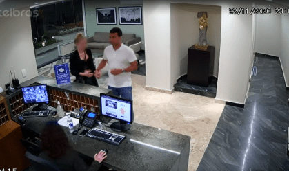 Imagens mostram modelo e senador chegando a flat em SP