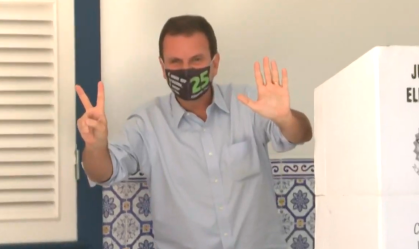 Após votar, Eduardo Paes agradece eleitores