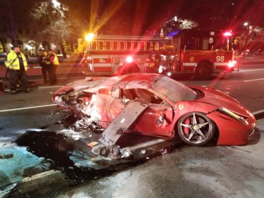 Ferrari de R$ 1,3 milhão alugada por jovens ficou destruída após capotamento