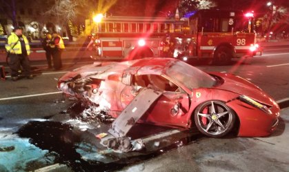 Ferrari de R$ 1,3 milhão alugada por jovens é destruída em capotamento nos EUA