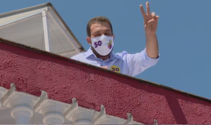 Sem poder votar com Covid-19, Boulos aparece com cartaz em casa