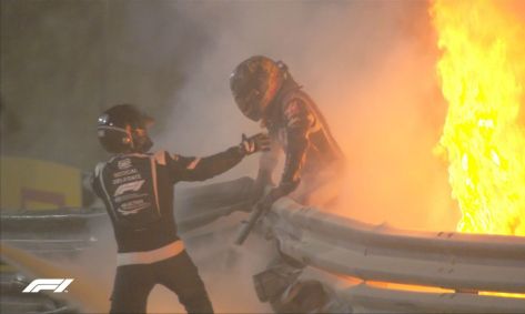 Carro de Grosjean explode após batida, mas piloto da Hass escapa