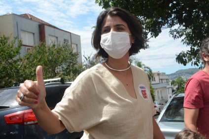 Manuela d'Ávila vota em Porto Alegre