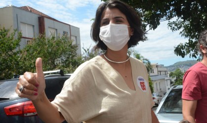 Manuela d'Ávila vota em Porto Alegre e critica campanha marcada por fake news
