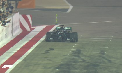 GP do Bahrein: Hamilton vence corrida marcada por acidente grave e capotagem
