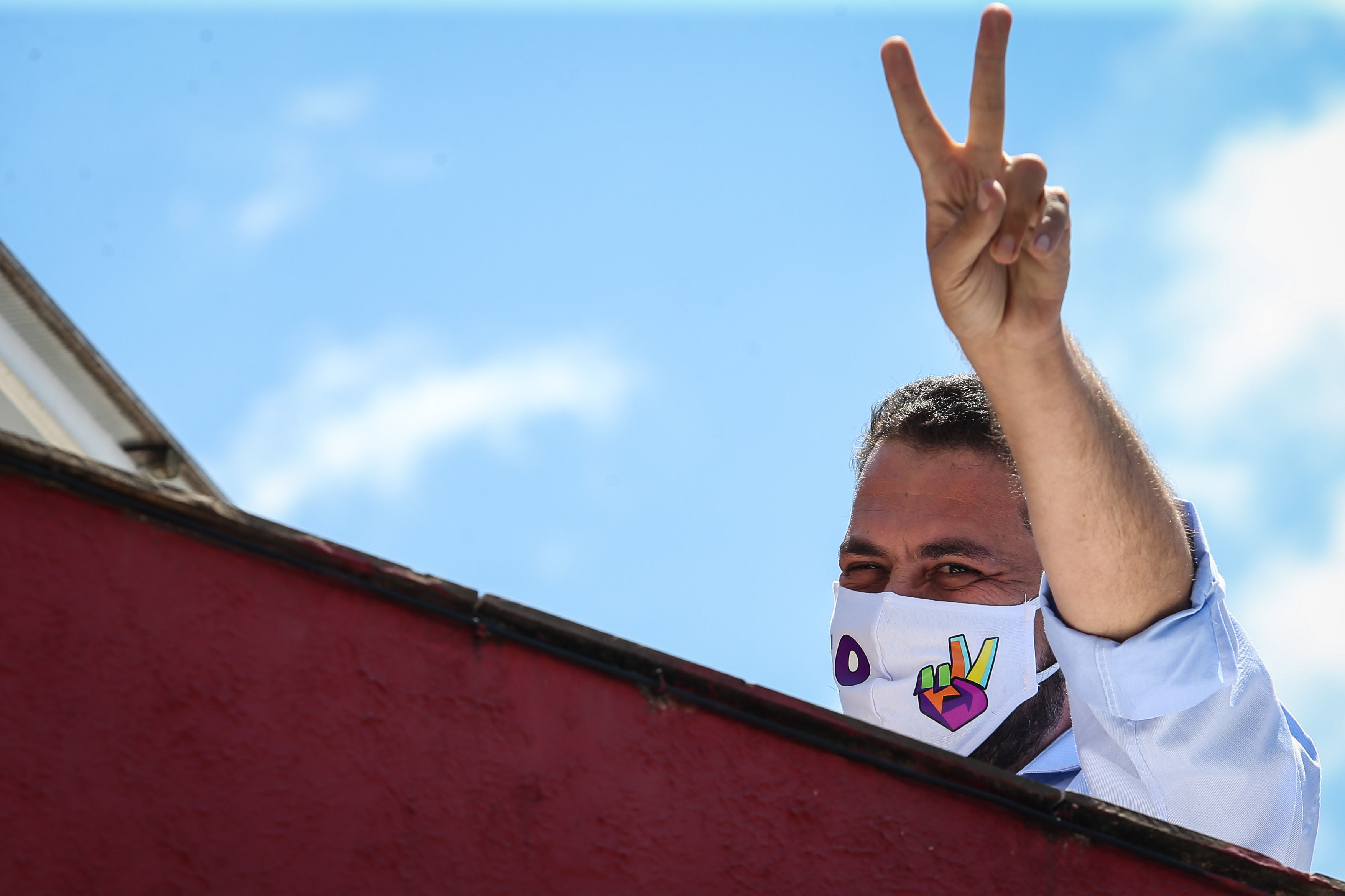 Boulos na varanda de sua casa