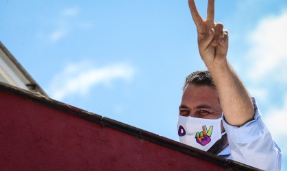 Boulos na varanda de sua casa