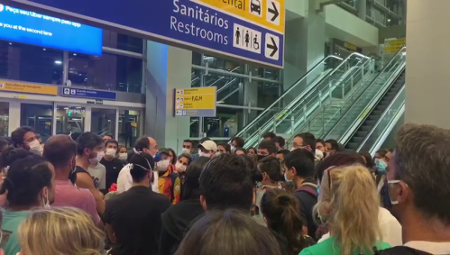 No aeroporto de Guarulhos, argentinos aguardam solução para voltar ao país