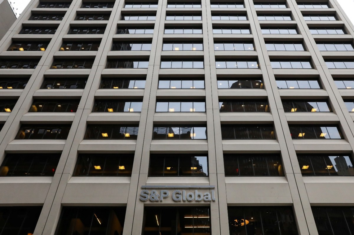 PMI: Setor de serviços do Brasil volta a contrair com demanda menor
