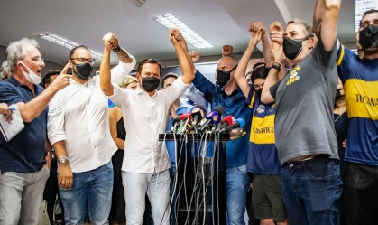 PSDB diz que foi impossível conter militância em anúncio de vitória de Covas