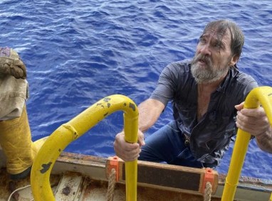 Marinheiro Stuart Bee foi resgatado um dia após naufragar