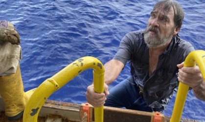 Marinheiro é encontrado um dia após naufragar e ficar agarrado a pedaço do barco