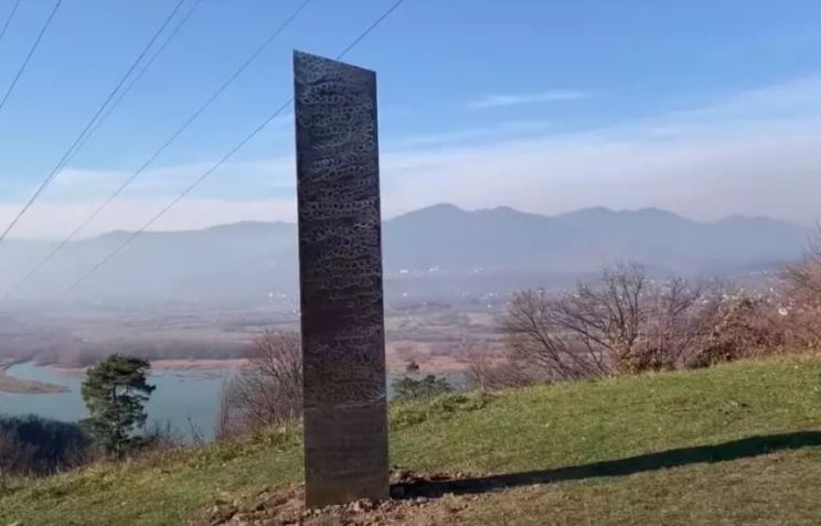Monólito fotografado na Romênia / Foto: Jurnal FM/YouTube/Reprodução
