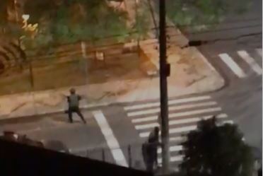 Imagens do assalto em Criciúma mostram reféns e bandidos armados na ruas; veja