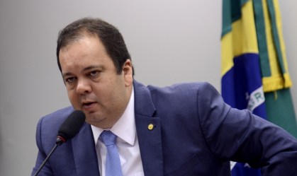 Elmar reúne bancada sob expectativa de anunciar desistência
