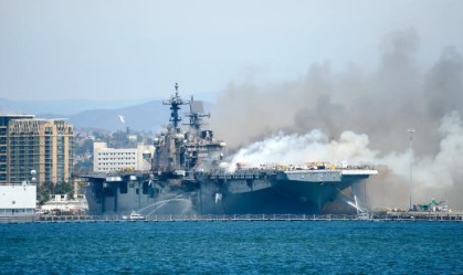 Marinha dos EUA vai desmontar navio de guerra USS Bonhomme Richard após incêndio