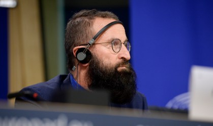 Deputado deixa partido húngaro de extrema-direita após participar de festa gay