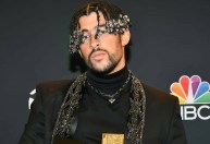 Bad Bunny joga celular de fã na água: “Tratarei assim quem colocar um telefone na minha cara”