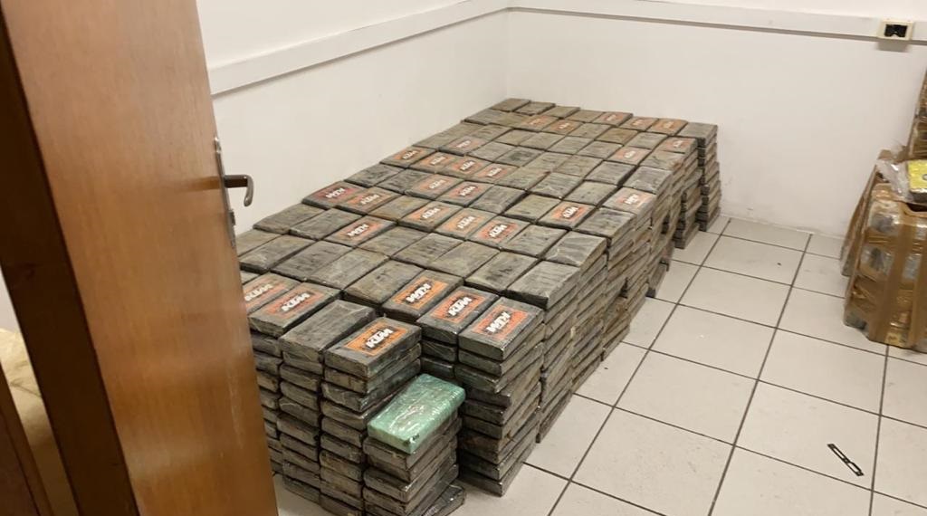 Cerca de 2,5 toneladas de Cloridrato de Cocaína (forma mais pura da droga)