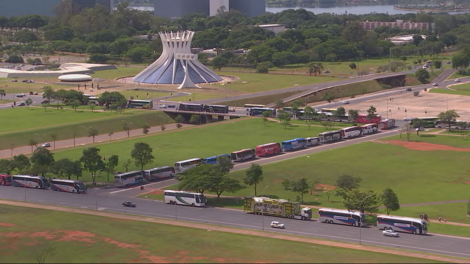 Manifestação de motoristas de ônibus acontece em Brasília na manhã desta quarta