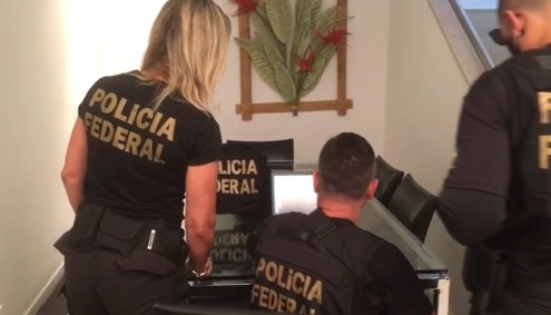Agentes da Polícia Federal (PF) buscam arquivos em ação contra exploração sexual