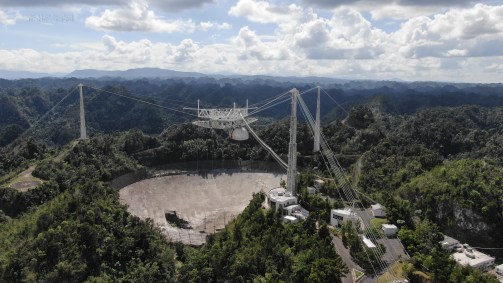 Os danos visíveis ao observatório de Arecibo, em Porto Rico