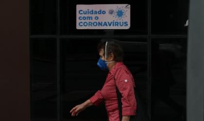 Pedestre de máscara em Curitiba em meio à pandemia da Covid-19