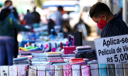 Sem auxílio e sob restrições da pandemia, economistas apontam risco de recessão