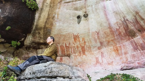 José Iriarte, professor de Arqueologia em Exeter, em uma parede com rupestre