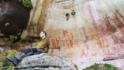 José Iriarte, professor de Arqueologia em Exeter, em uma parede com rupestre