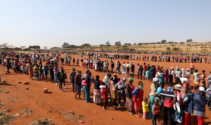 Pessoas fazem fila para receber alimento em meio à pandemia de Covid-19