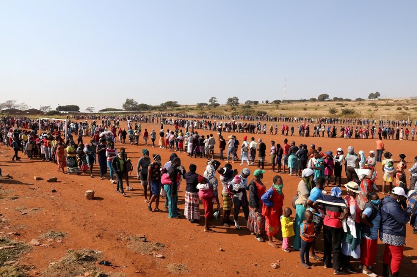 Pessoas fazem fila para receber alimento em meio à pandemia de Covid-19 em Laudium, no subúrbio de Pretoria, na África do Sul / Foto: Siphiwe Sibeko/Reuters