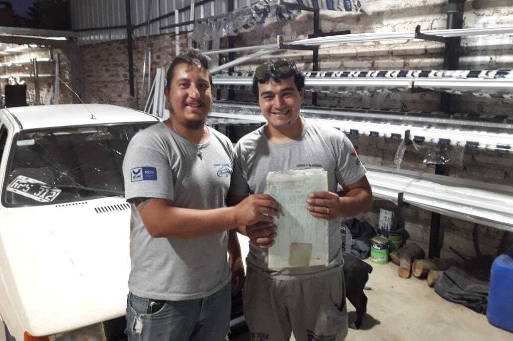 Franco Nuñez (á direita) posa ao lado de seu patrão, Eduardo Fonseca, e do prese