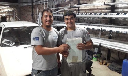 Chefe dá carro de presente a funcionário que andava quilômetros até o trabalho