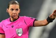 Stephanie Frappart é primeira mulher a arbitrar uma partida na Champions League