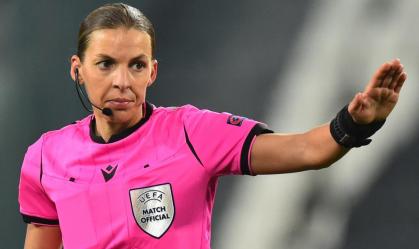 Stephanie Frappart é primeira mulher a arbitrar uma partida na Champions League