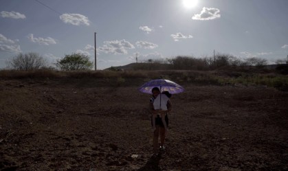 Cinco anos depois da epidemia de zika, mães se sentem abandonadas