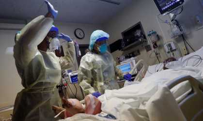 Médicos cuidam de paciente com Covid-19 na UTI