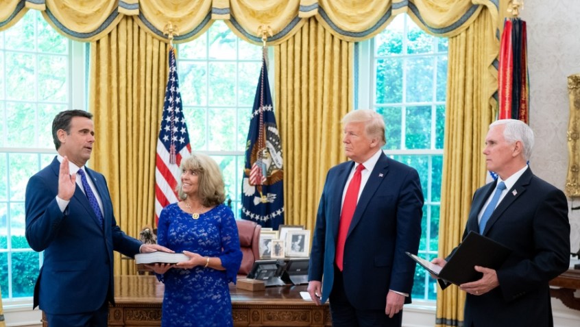 John Ratcliffe, chefe da Inteligência no governo Donald Trump, durante posse, ao lado do presidente e do vice-presidente Mike Pence / Foto: DNI EUA/divulgação