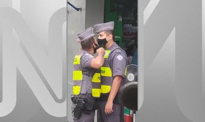 Policial aponta arma para outro PM em briga no Centro de São Paulo