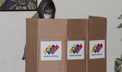 Mulher testa urna em simulacro da eleição na Venezuela