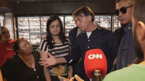 O presidente Jair Bolsonaro visita comércio em Taguatinga, no sul do Distrito Fe