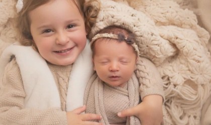 Molly e Emma Gibson são filhas de um casal que não conseguiu ter filhos naturalm