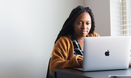 Trabalho remoto; mulher negra