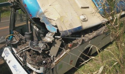 Sobe para 18 o número de mortes em acidente de ônibus em Minas Gerais