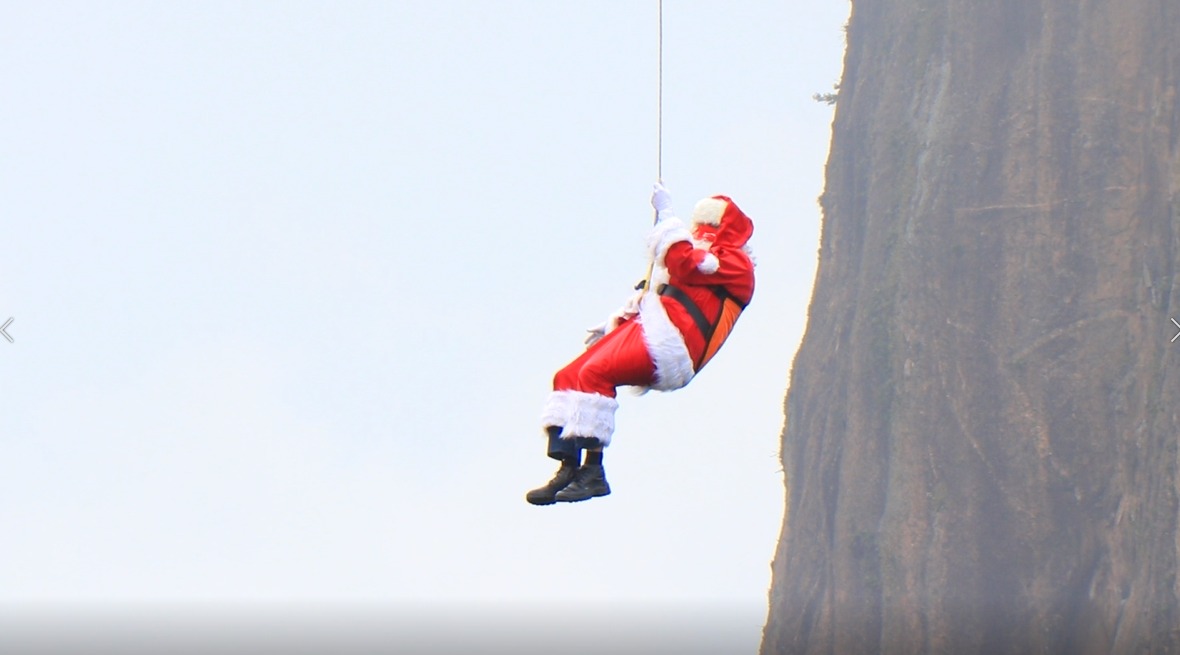 Papai Noel descendo Pão de Açúcar