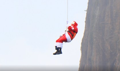 Papai Noel faz rapel no Pão de Açúcar e recebe visitantes no Rio de Janeiro