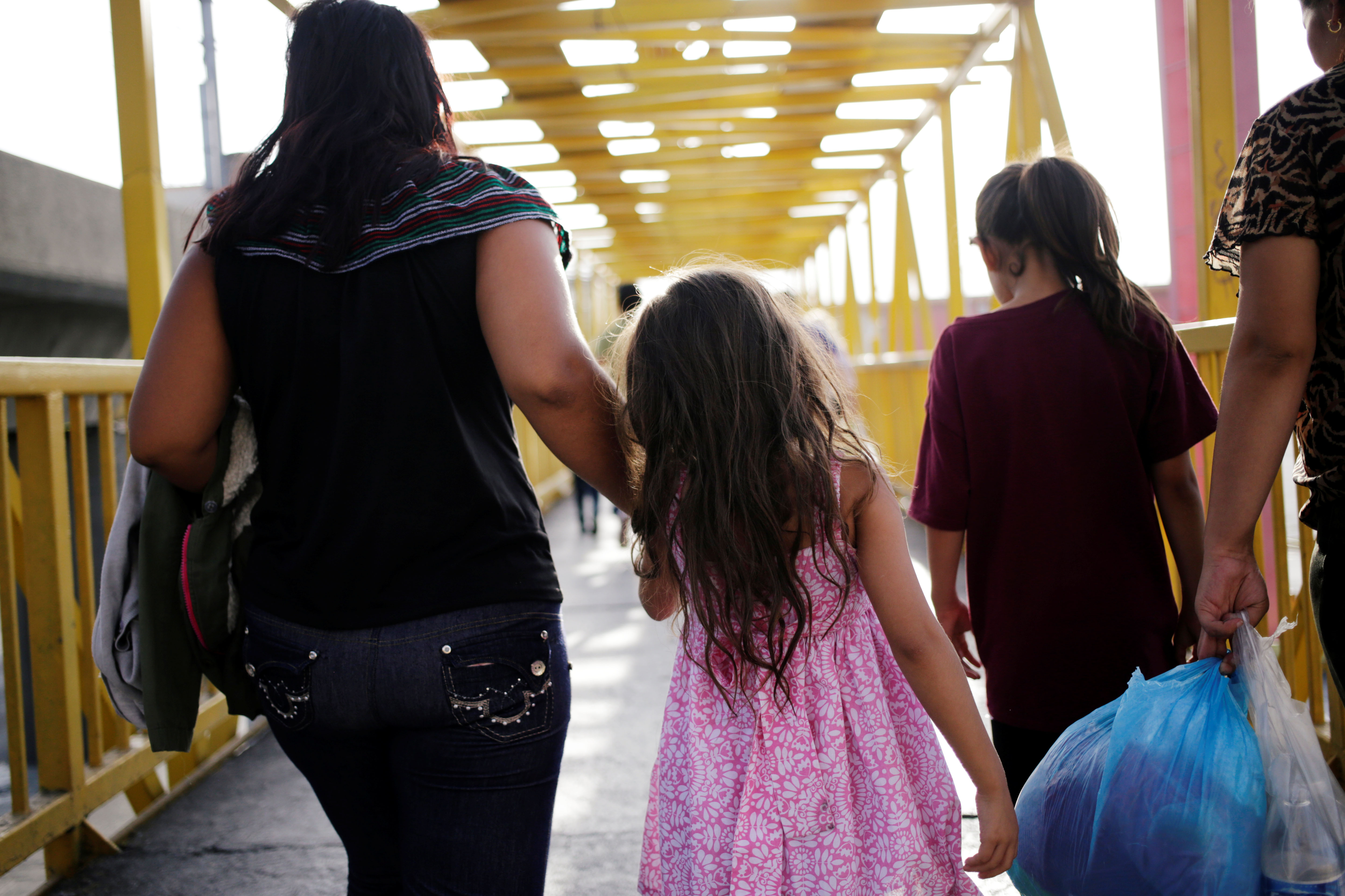 Migrantes da América Central retornando dos EUA para Nuevo Lauredo, no México